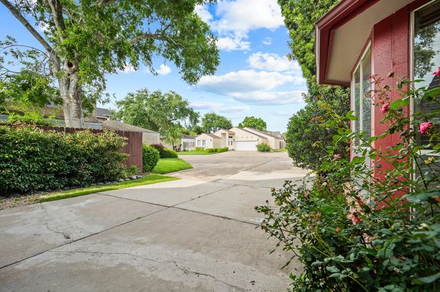 12800 Briar Forest Drive 106, Houston, TX 77077