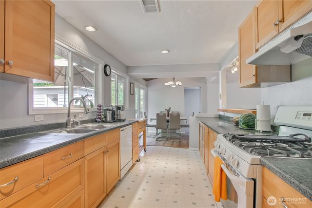 16817 15th Avenue NE, Shoreline, WA 98155