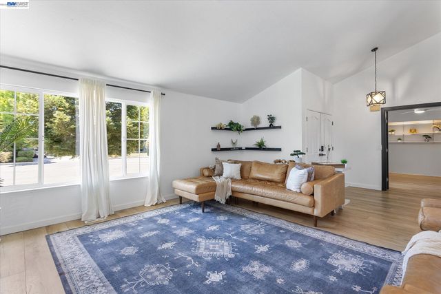 5736 Medallion Ct, Castro Valley, CA 94552