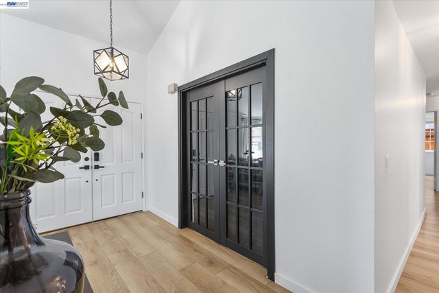 5736 Medallion Ct, Castro Valley, CA 94552