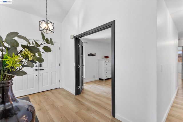 5736 Medallion Ct, Castro Valley, CA 94552