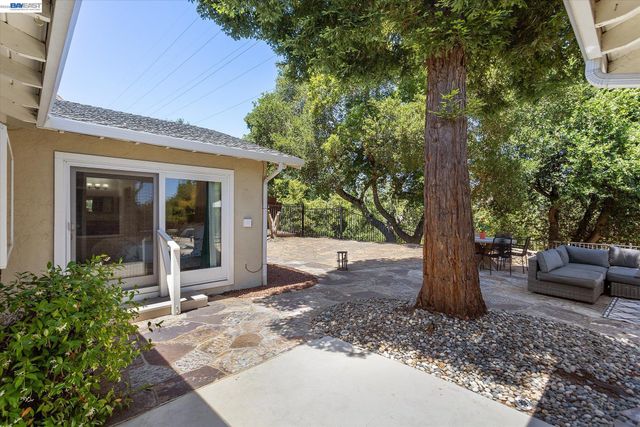 5736 Medallion Ct, Castro Valley, CA 94552