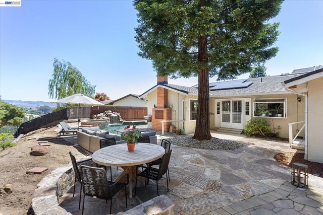 5736 Medallion Ct, Castro Valley, CA 94552