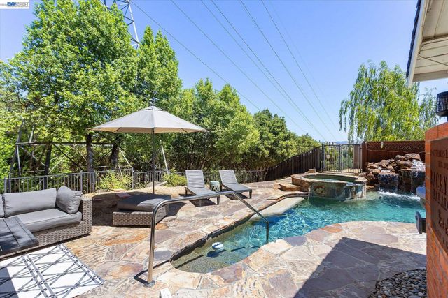 5736 Medallion Ct, Castro Valley, CA 94552