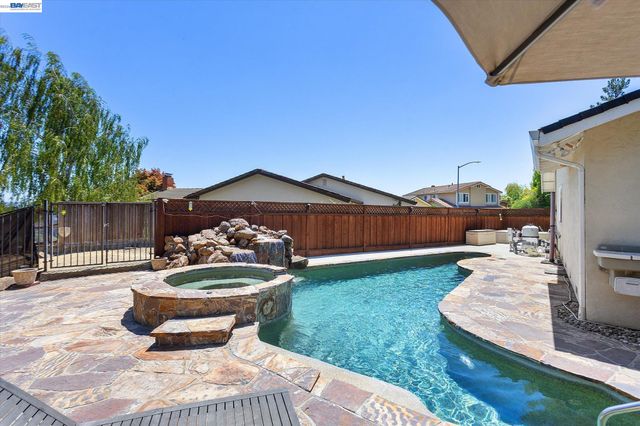 5736 Medallion Ct, Castro Valley, CA 94552