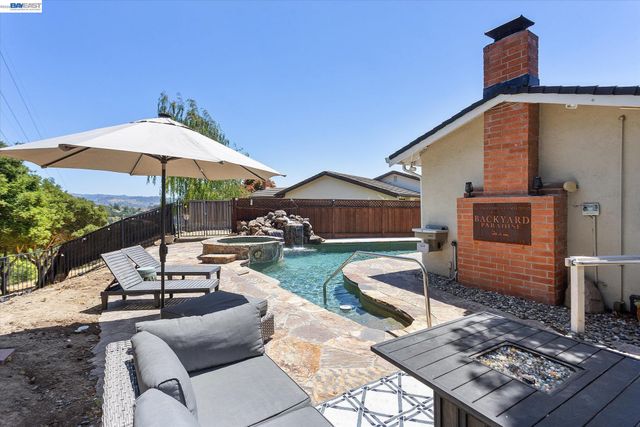 5736 Medallion Ct, Castro Valley, CA 94552