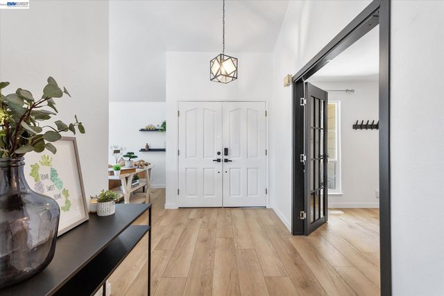 5736 Medallion Ct, Castro Valley, CA 94552