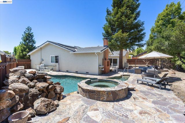 5736 Medallion Ct, Castro Valley, CA 94552