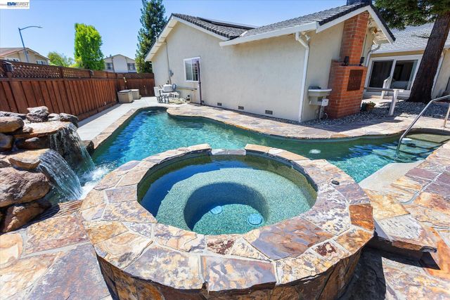 5736 Medallion Ct, Castro Valley, CA 94552