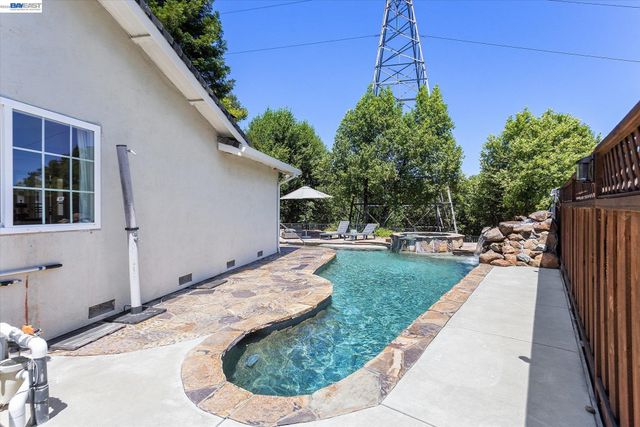 5736 Medallion Ct, Castro Valley, CA 94552