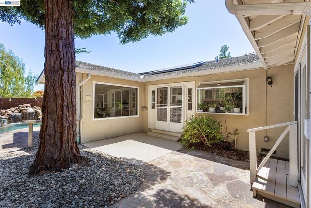 5736 Medallion Ct, Castro Valley, CA 94552