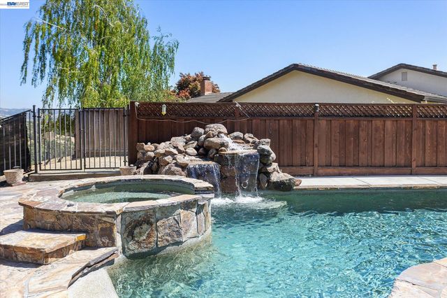 5736 Medallion Ct, Castro Valley, CA 94552