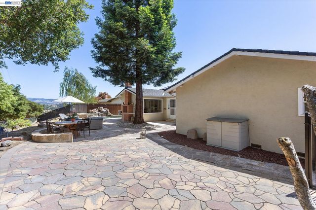 5736 Medallion Ct, Castro Valley, CA 94552