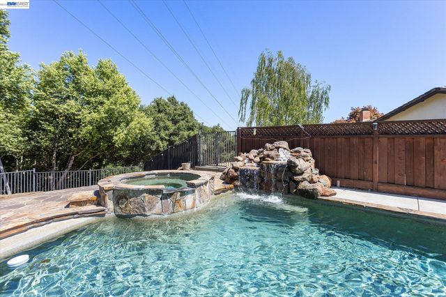 5736 Medallion Ct, Castro Valley, CA 94552