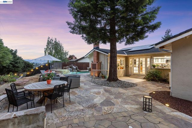 5736 Medallion Ct, Castro Valley, CA 94552