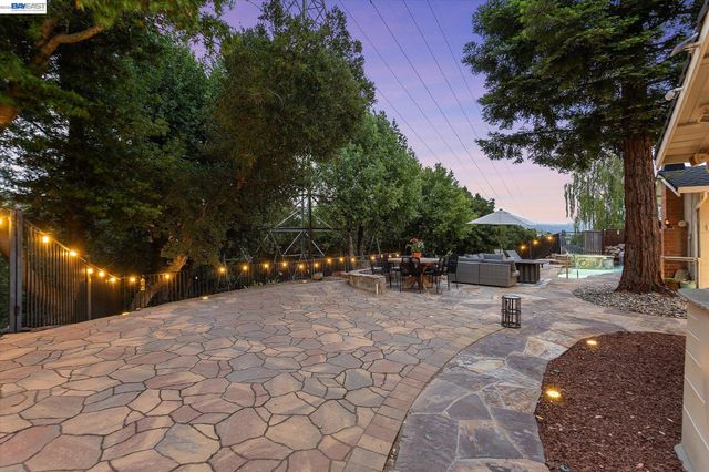 5736 Medallion Ct, Castro Valley, CA 94552