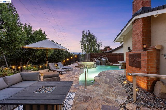 5736 Medallion Ct, Castro Valley, CA 94552