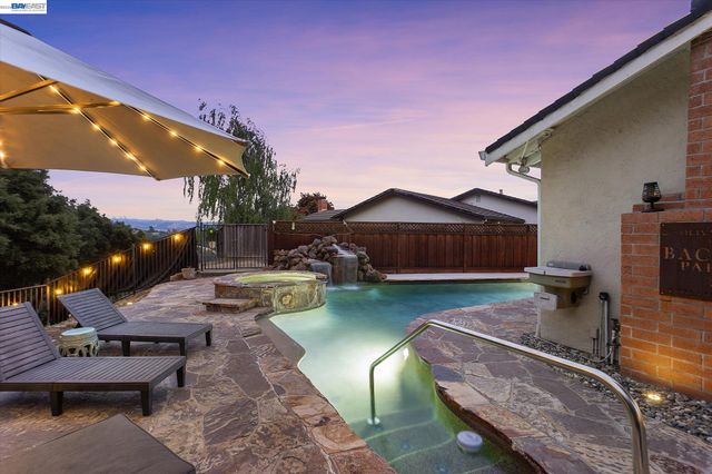 5736 Medallion Ct, Castro Valley, CA 94552