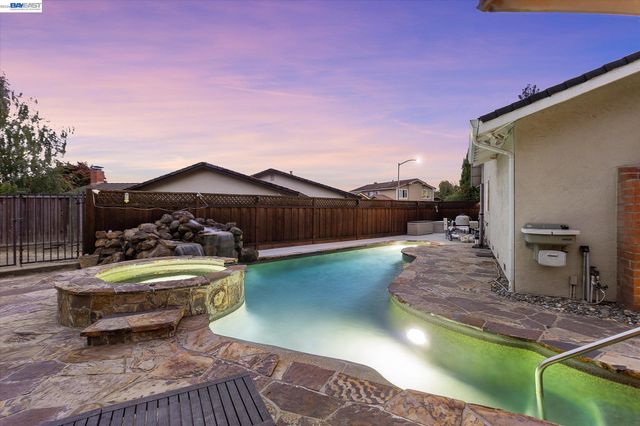 5736 Medallion Ct, Castro Valley, CA 94552