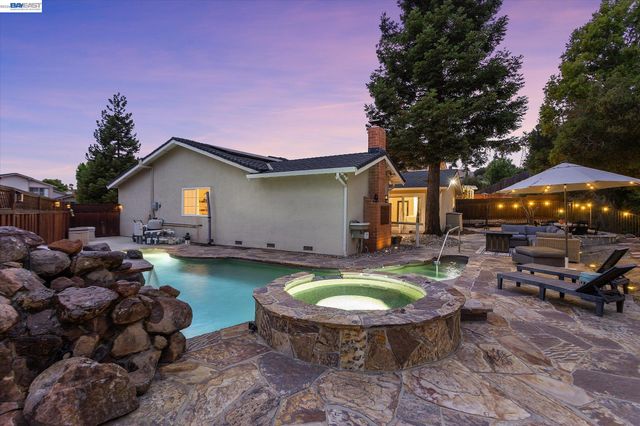 5736 Medallion Ct, Castro Valley, CA 94552