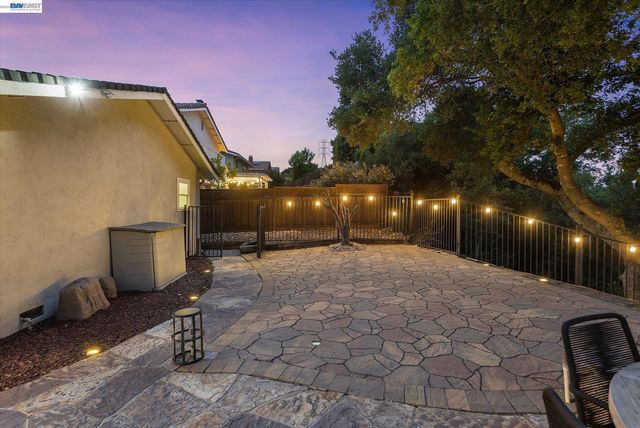 5736 Medallion Ct, Castro Valley, CA 94552
