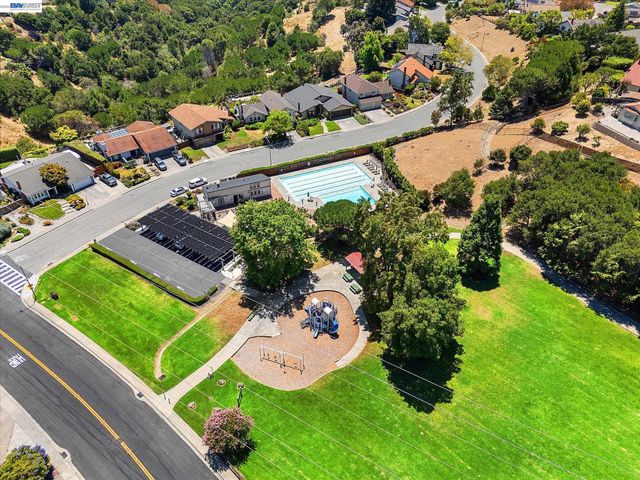 5736 Medallion Ct, Castro Valley, CA 94552