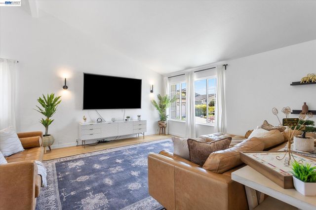 5736 Medallion Ct, Castro Valley, CA 94552