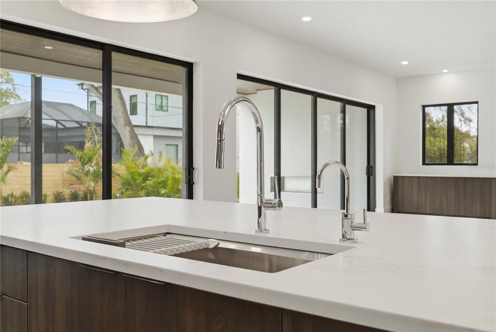 Image 13 of property listing at 2517 RIVERSIDE DR, Tampa, FL 33602