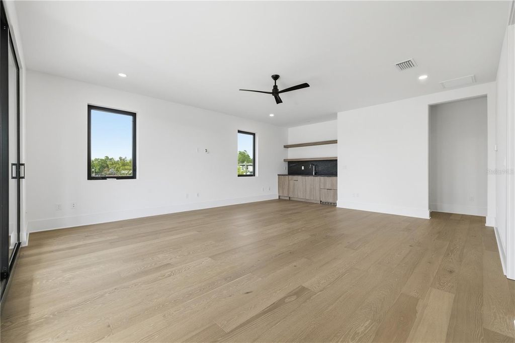 Image 24 of property listing at 2517 RIVERSIDE DR, Tampa, FL 33602