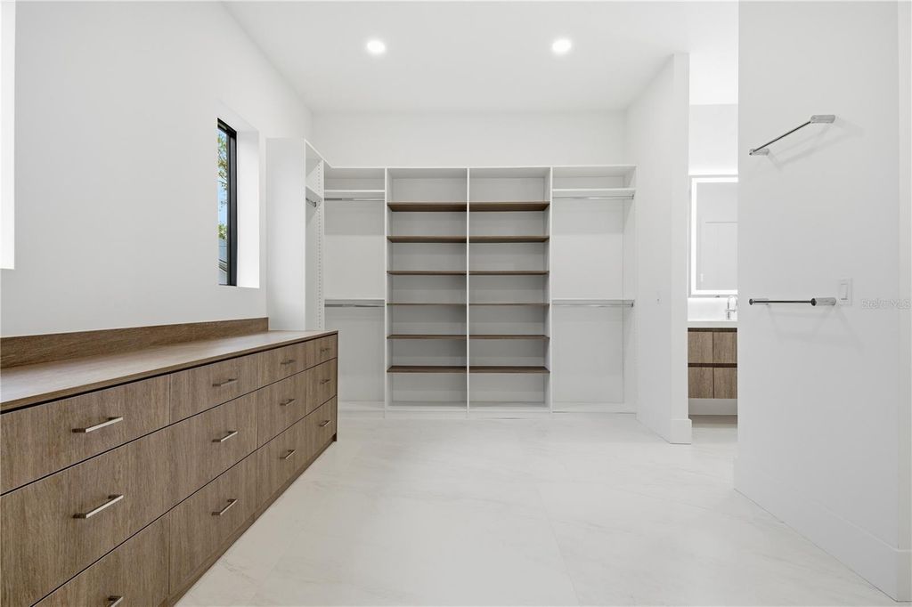 Image 34 of property listing at 2517 RIVERSIDE DR, Tampa, FL 33602