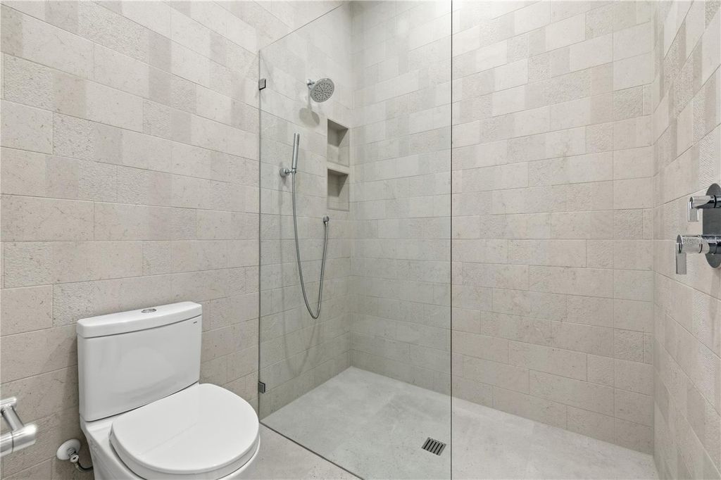 Image 50 of property listing at 2517 RIVERSIDE DR, Tampa, FL 33602