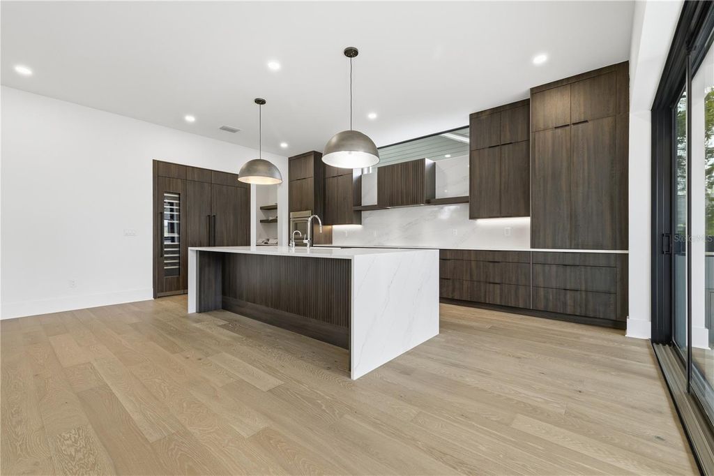 Image 8 of property listing at 2517 RIVERSIDE DR, Tampa, FL 33602