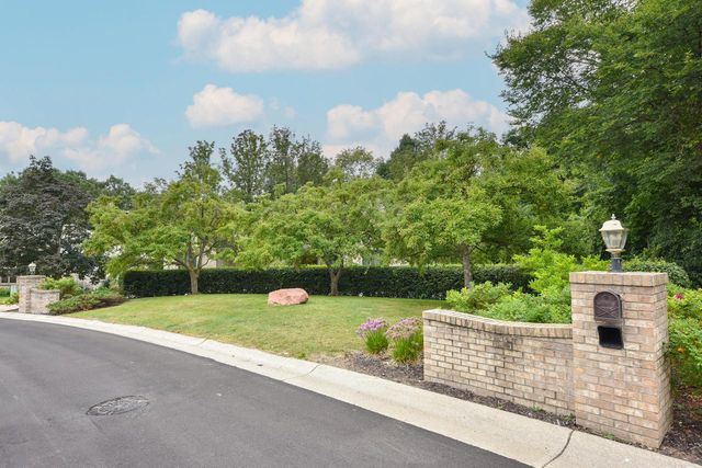 W131N7931 Country Club COURT, Menomonee Falls, WI 53051