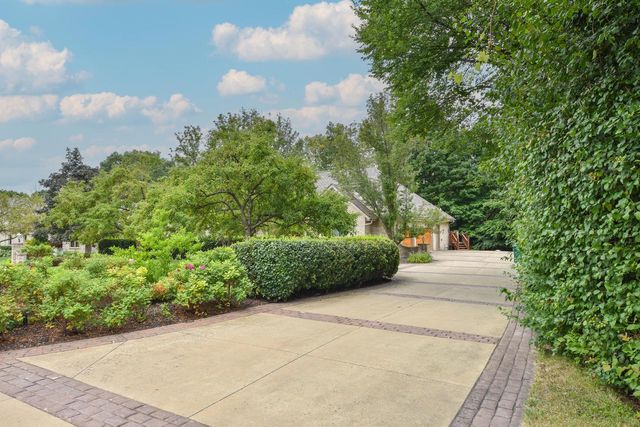 W131N7931 Country Club COURT, Menomonee Falls, WI 53051