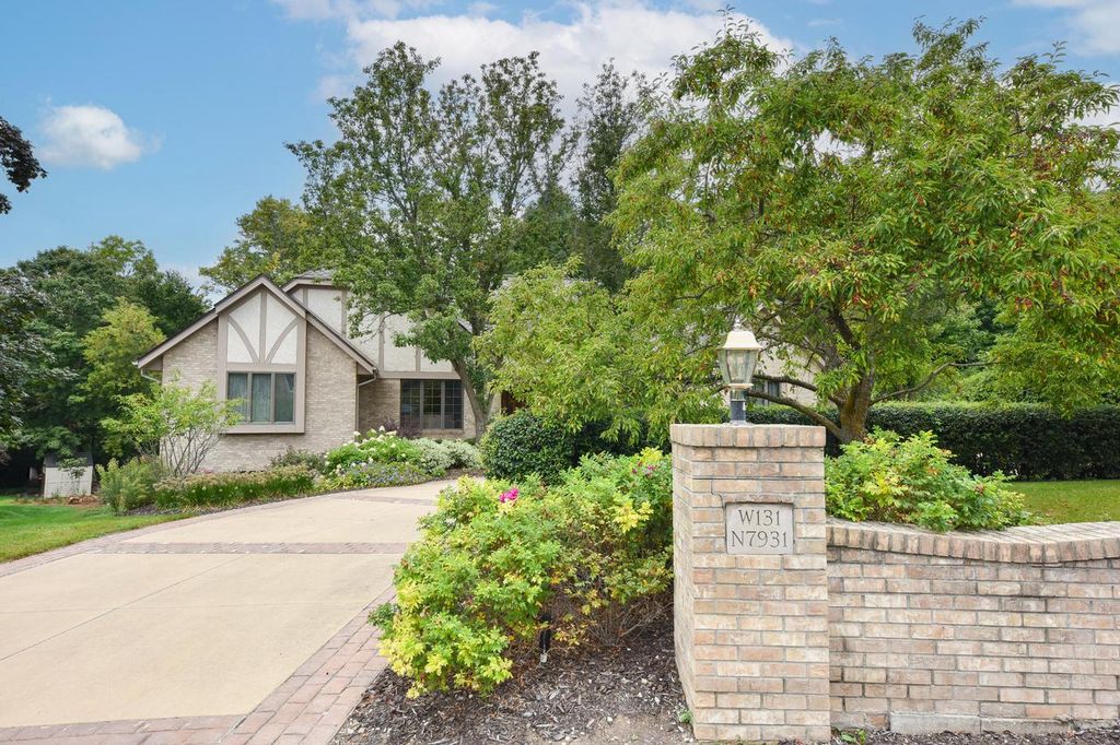 W131N7931 Country Club COURT, Menomonee Falls, WI 53051
