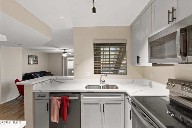 1880 E MORTEN Avenue 102, Phoenix, AZ 85020