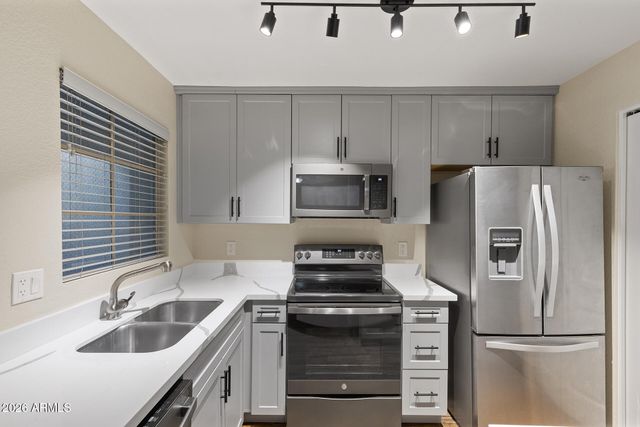 1880 E MORTEN Avenue 102, Phoenix, AZ 85020