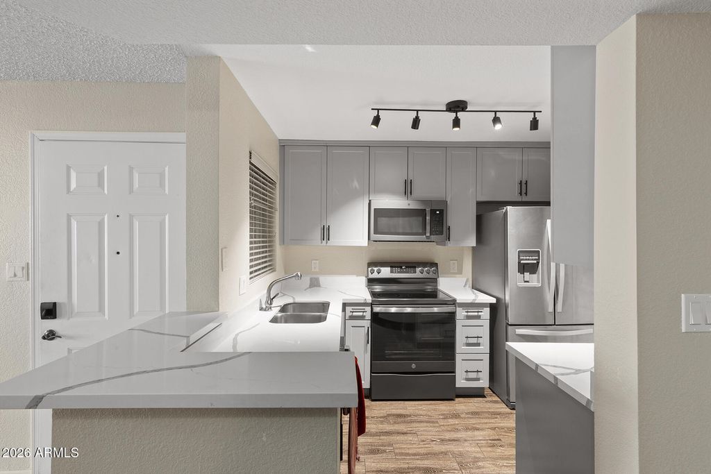1880 E MORTEN Avenue 102, Phoenix, AZ 85020
