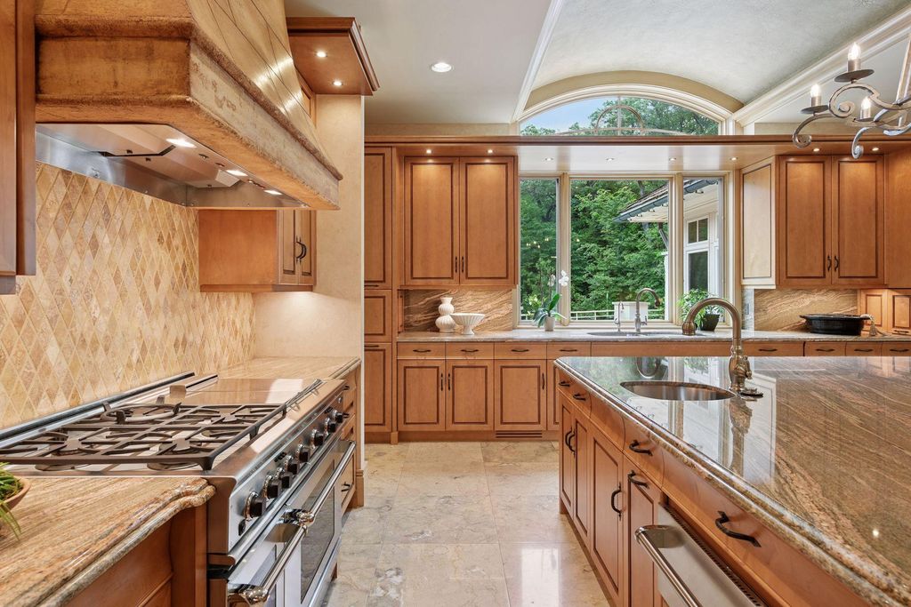 1989 Dwight Lane, Minnetonka, MN 55305 — exterior
