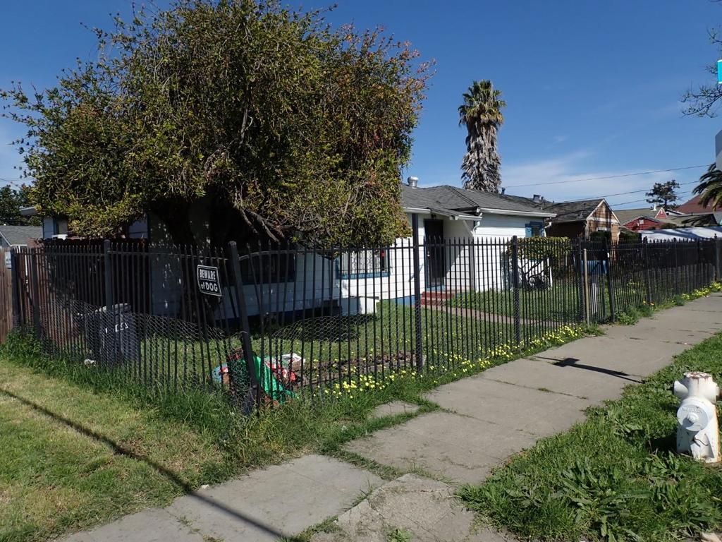 Image 11 of property listing at 901 92nd Avenue, Oakland, CA 94603