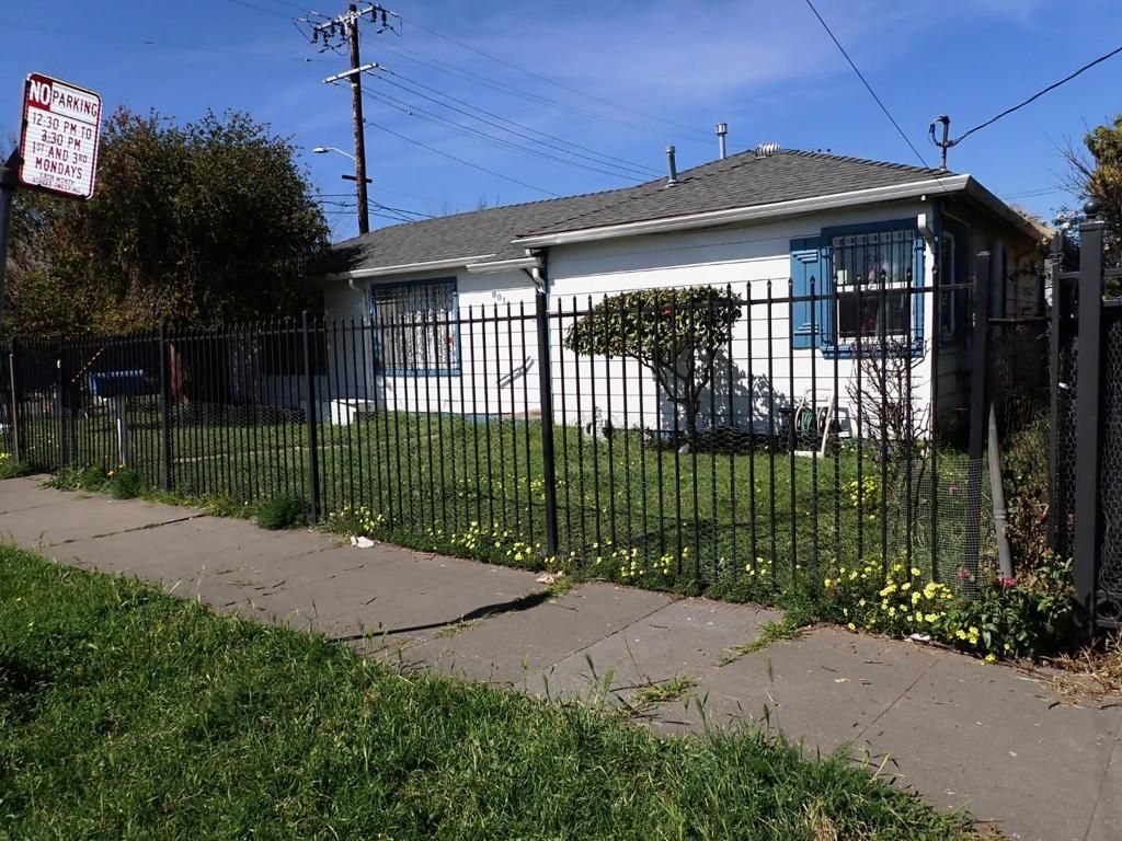 Image 2 of property listing at 901 92nd Avenue, Oakland, CA 94603