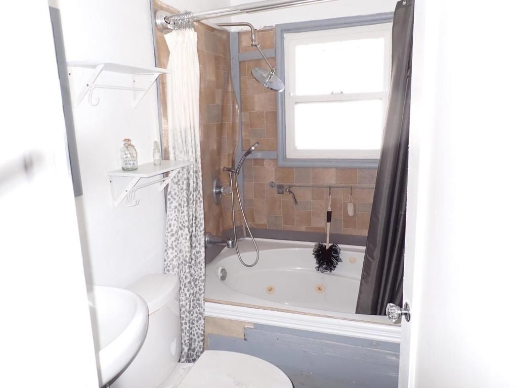 Image 9 of property listing at 901 92nd Avenue, Oakland, CA 94603