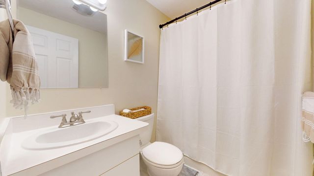 6 Derby St, Framingham, MA 01701