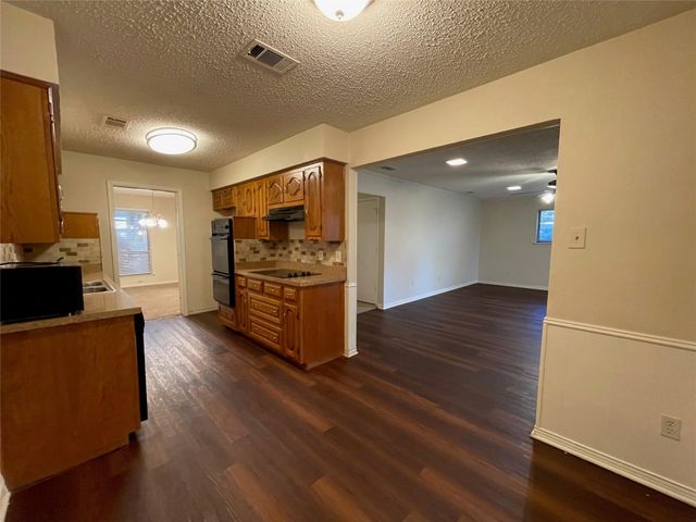 120 Shadybrook Drive, Desoto, TX 75115