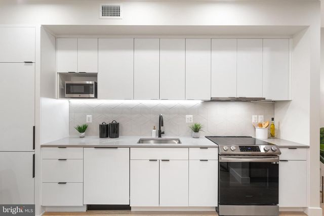 733 8th St SE Unit 1, Washington, DC 20003