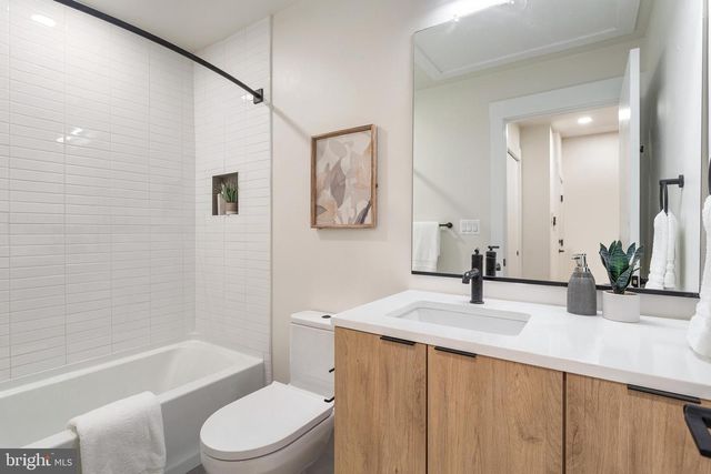 733 8th St SE Unit 1, Washington, DC 20003