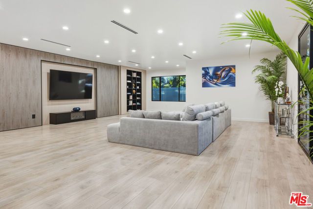 16823 Valerio Street, Los Angeles, CA 91406