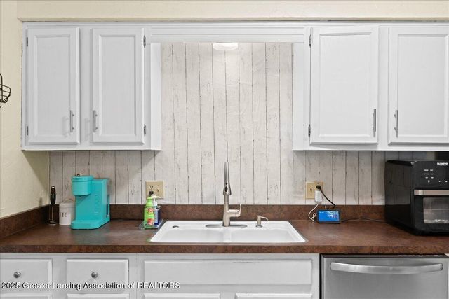 2524 Newport Dr Drive, Lansing, MI 48906