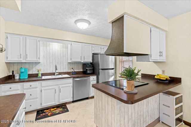 2524 Newport Dr Drive, Lansing, MI 48906