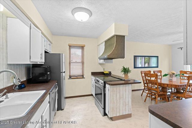 2524 Newport Dr Drive, Lansing, MI 48906